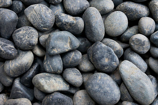 серая галька